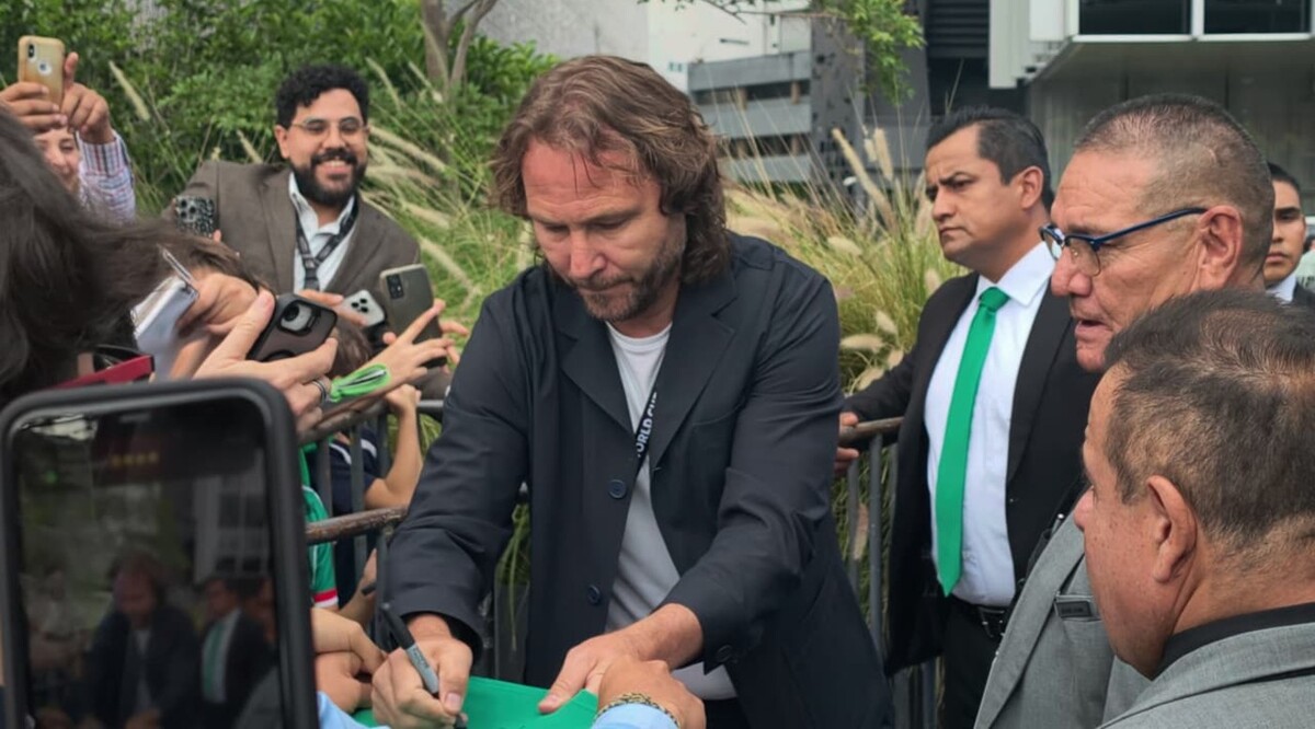Pavel Nedved regala autógrafos en la llegada de Chequia a Guadalajara