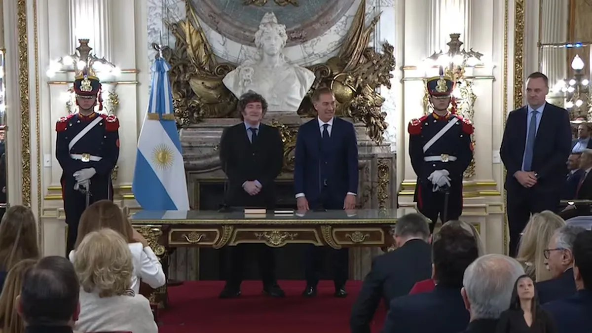 Javier Milei le tomó juramento a Diego Santilli como nuevo jefe de Gabinete con el respaldo de 14 gobernadores