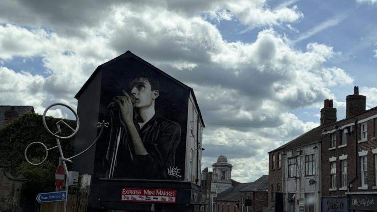 Viaje a la tumba de Ian Curtis a los 50 años del concierto punk que creó Joy Division