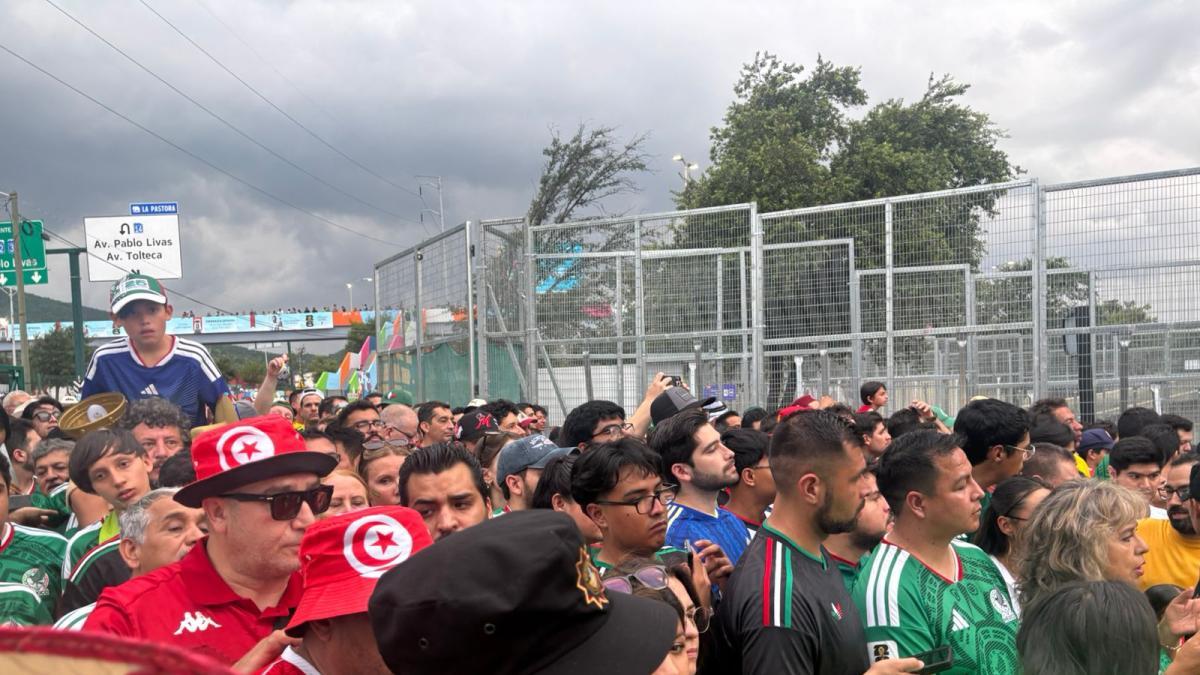Miles de aficionados colapsan los accesos al Estadio Monterrey previo al Suecia vs Túnez