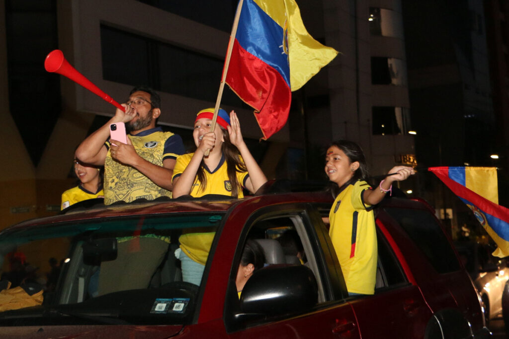 Los hinchas se toman las vías de Quito por la emoción de la clasificación en el Mundial 2026