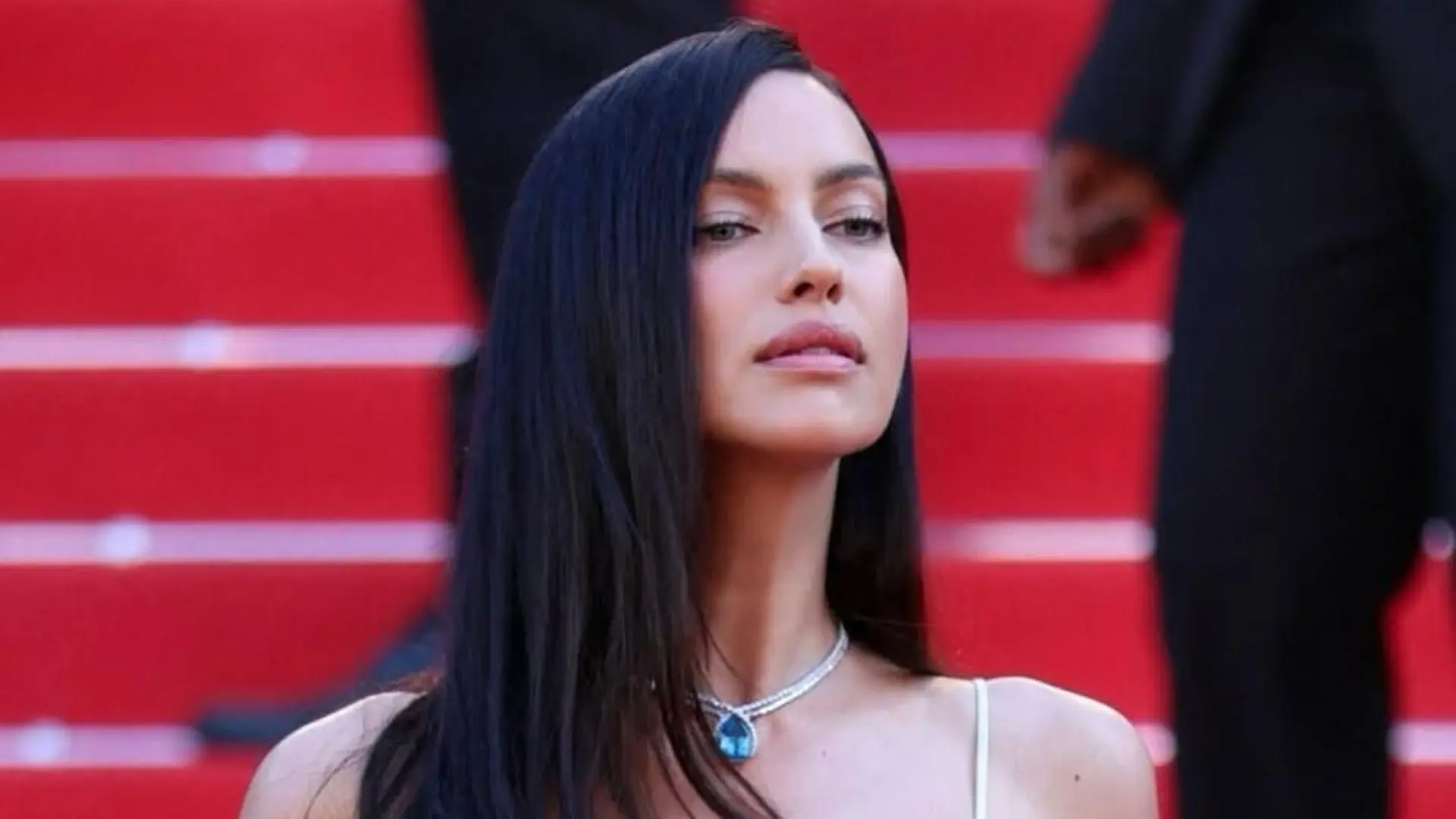 Mango tiene el vestido rosa satinado que Irina Shayk ha llevado en Cannes y es pura inspiración de invitada