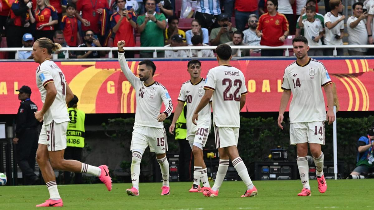 "Invictos y orgullosos", Luis de la Fuente celebra liderato de España en el Mundial 2026