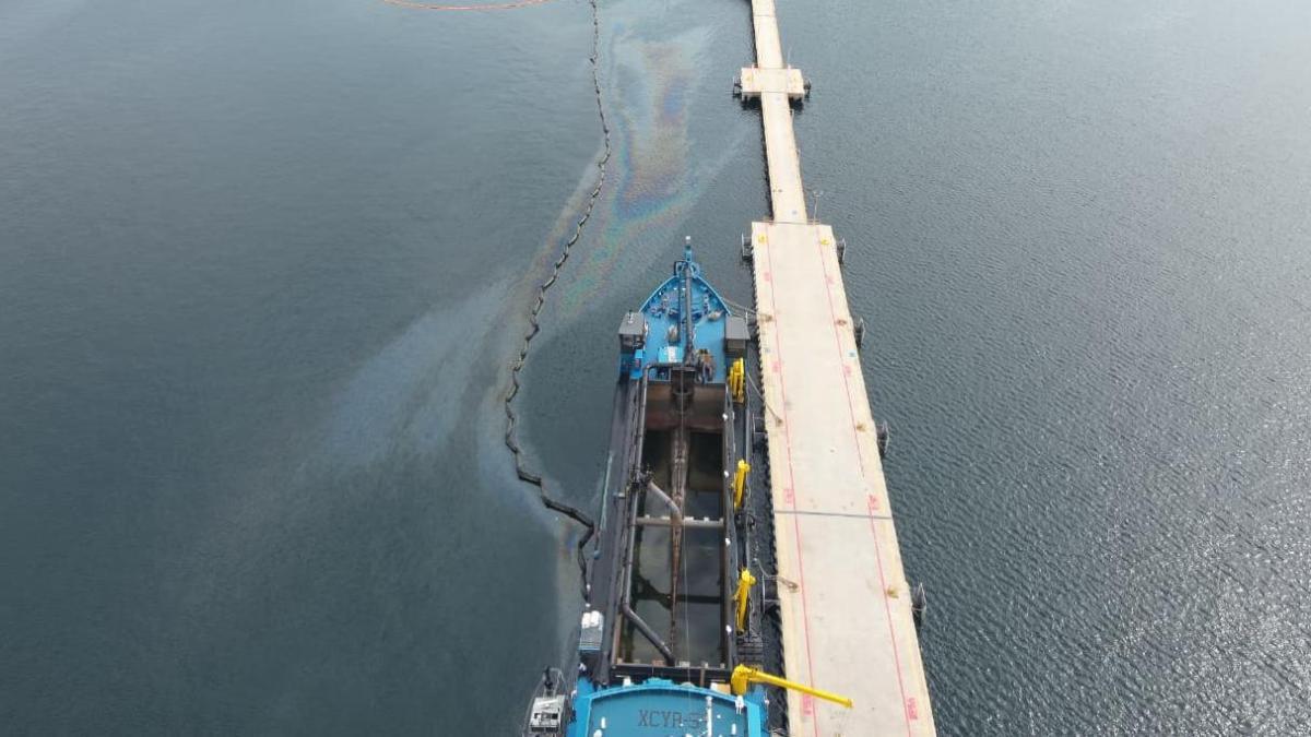 Semar continúa con limpieza de hidrocarburo derramado en muelle de Manzanillo