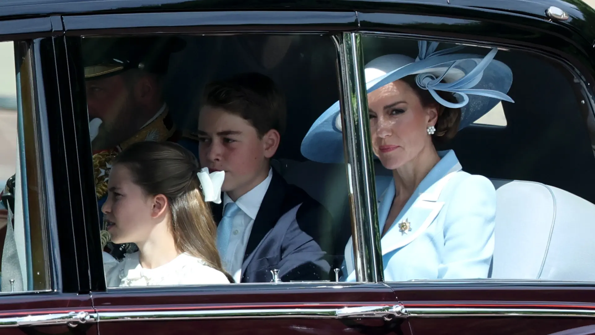 Kate Middleton conquista el Trooping the Colour 2026 con un 'total look' azul pastel y sus pendientes de perlas favoritos