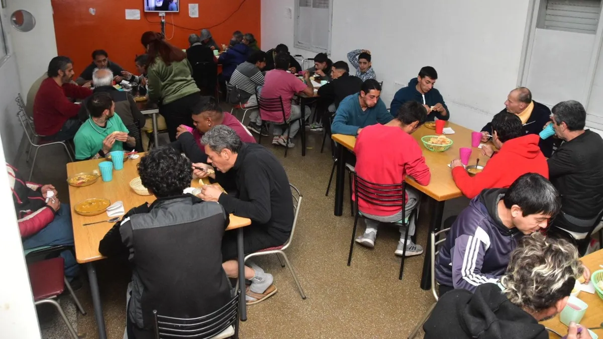 Ola polar en San Juan: Familia abre los refugios todo el día y asiste con abrigo y comida a indigentes en la calle