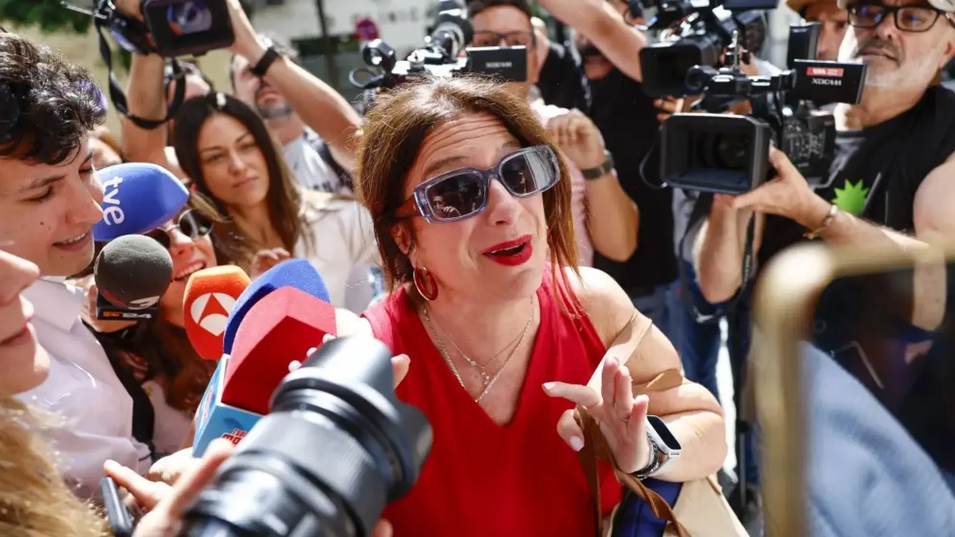 Leire Díez intentó mediar en negociaciones del PSOE y Junts ofreciendo ayuda al abogado de Puigdemont: "Mañana van a Waterloo"