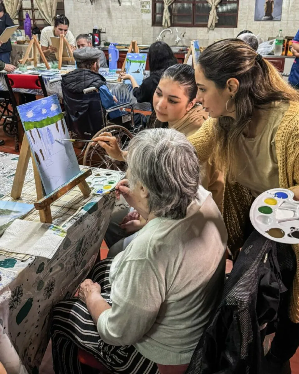 Integrantes del Hogar San Ramón participaron de un Taller de Pintura Familiar.