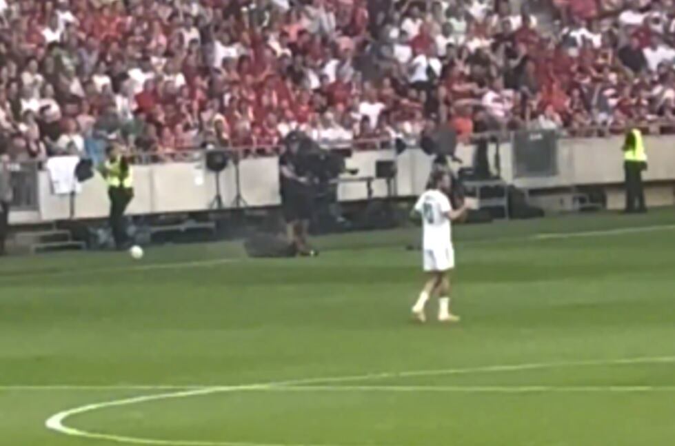 El momento en el que una "cámara araña" cae sobre la cancha en pleno partido entre Hungría y Kazajistán