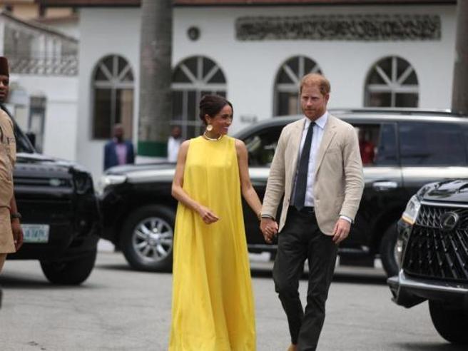Festa in Nigeria per l'arrivo di Meghan «l'africana». L'omaggio a Harry: «Lei ha sposato una nostra sorella»