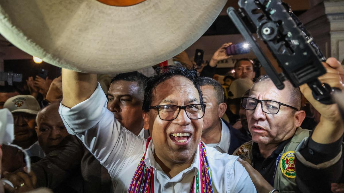 La izquierda logra el 'sorpasso' a la derecha en el conteo de las presidenciales peruanas