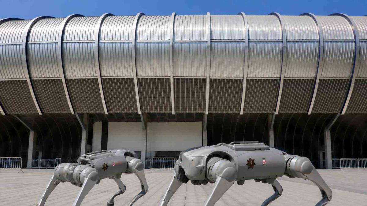 Perros robot vigilarán el Estadio Monterrey durante el Mundial
