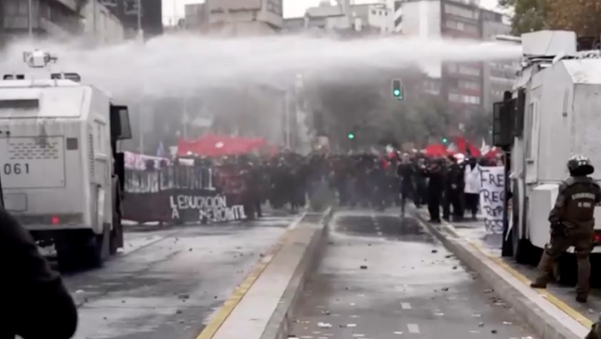 Lanzan cañones agua contra estudiantes Chile huelga nacional Kast