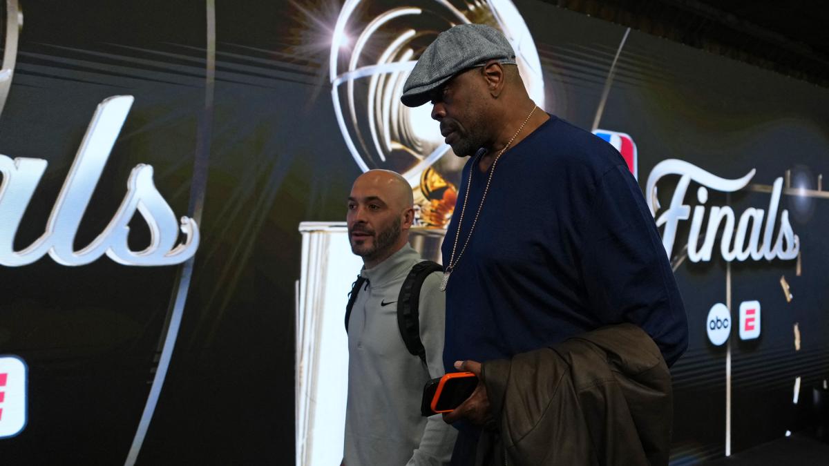 Patrick Ewing, leyenda de los Knicks, sorprende a unos niños con boletos para las Finales de la NBA