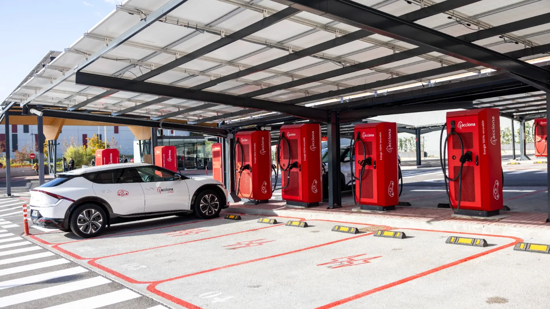 Aagesen da nueve meses más a grandes gasolineras para instalar puntos de recarga de eléctricos a partir de 2027