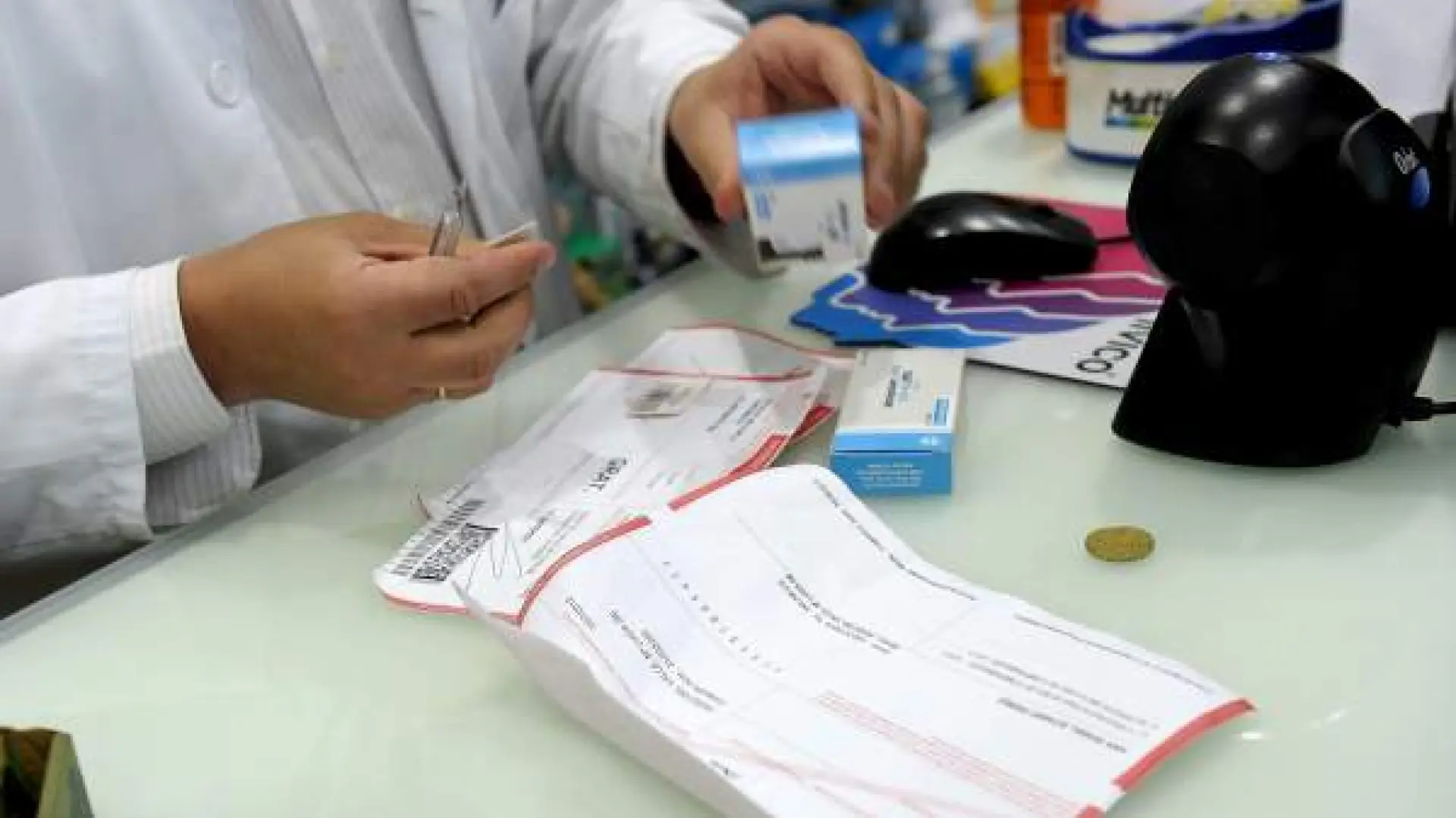 "Adiós al cúter" en las farmacias: Sanidad avanza hacia un modelo digital para eliminar el cupón precinto de los medicamentos