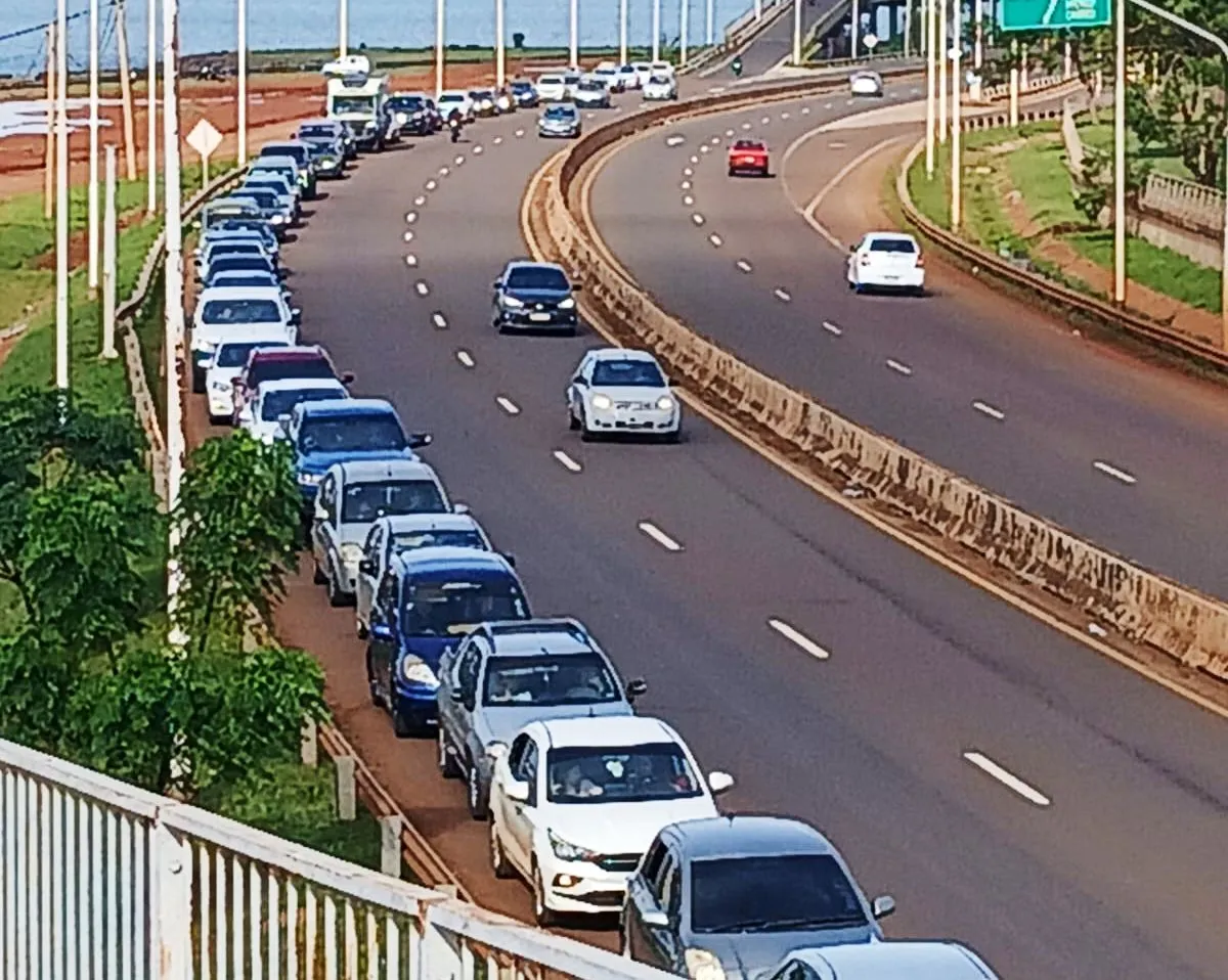 Se observa una importante fila para cruzar el puente Posadas