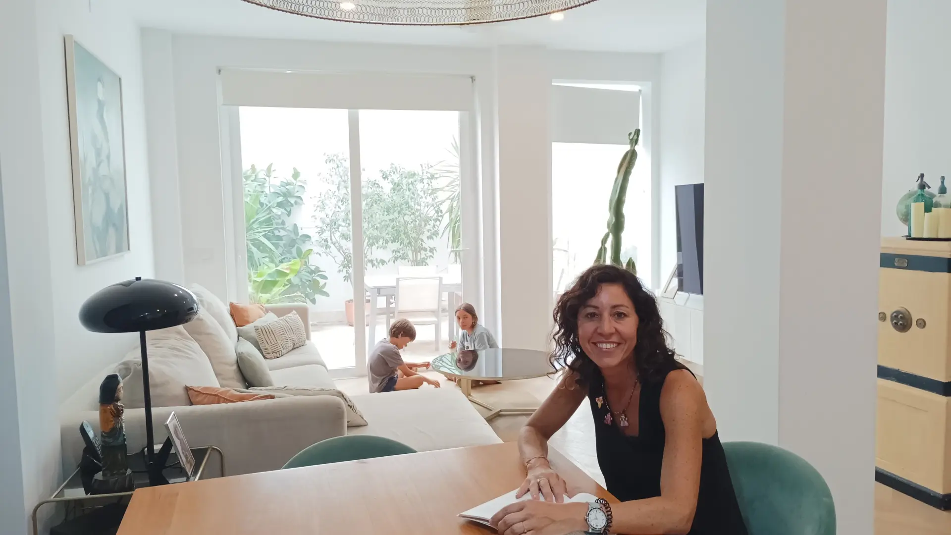 La conversión de negocios en pisos se dispara un 90% desde 2019 en Sevilla: "Nunca me imaginé viviendo en un local, estoy encantada"