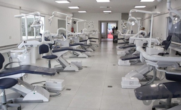 Odontólogos advierten sobre el intrusismo: "Una prótesis mal colocada puede llegar a provocar cáncer o hasta sordera"