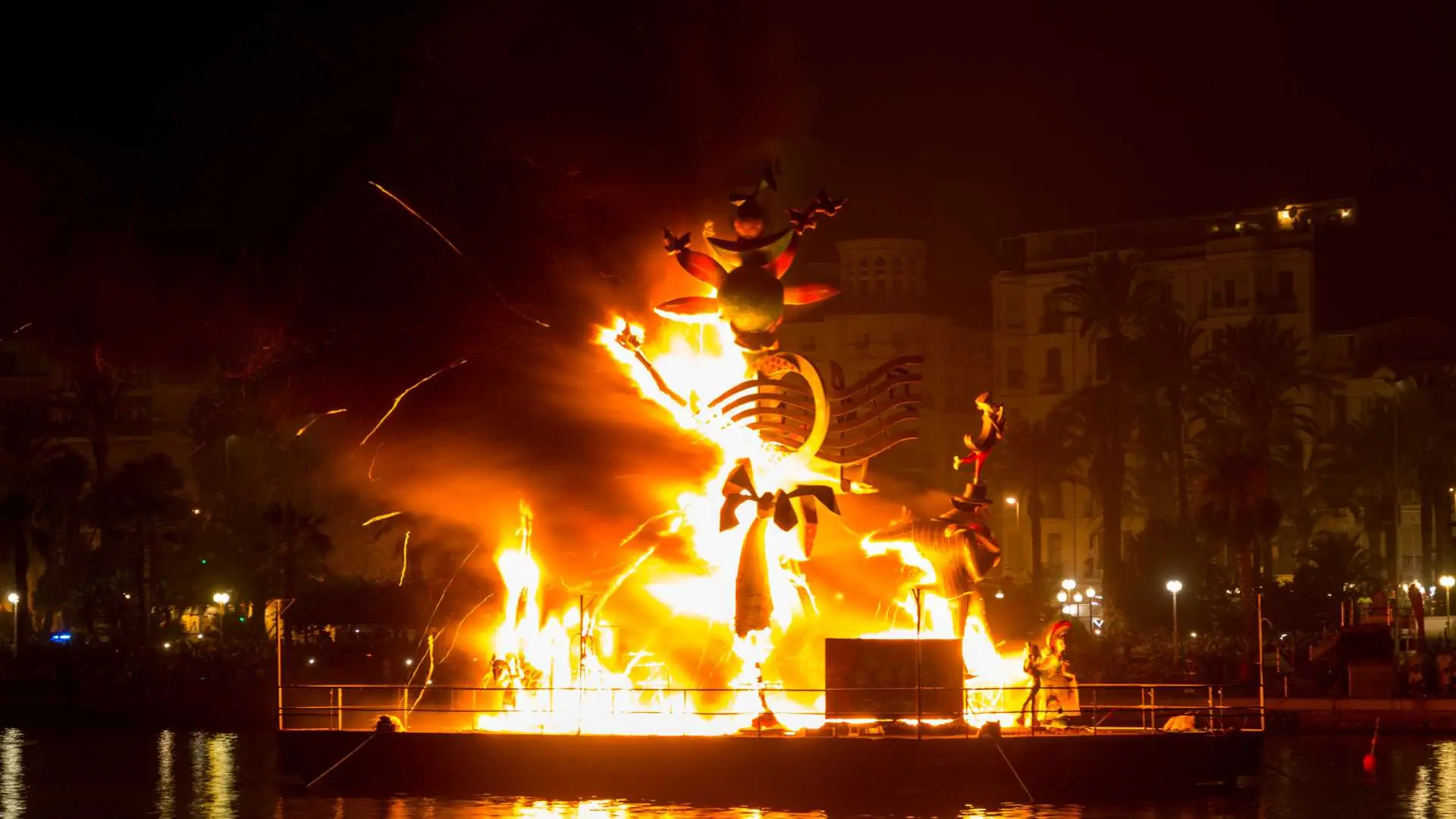 Alicante vuelve a 'arder' con las Hogueras de San Juan: fechas y horarios de las mascletàs, la ofrenda de flores y la Cremà