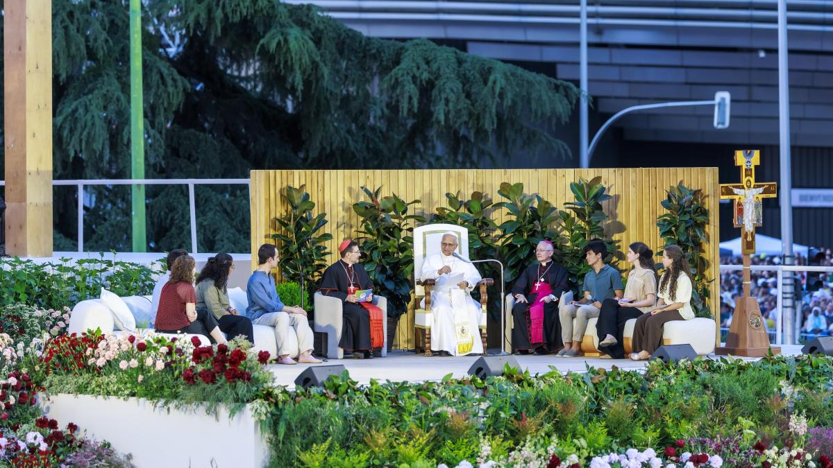 Medio millón de jóvenes arropan al Papa en su primera gran noche madrileña