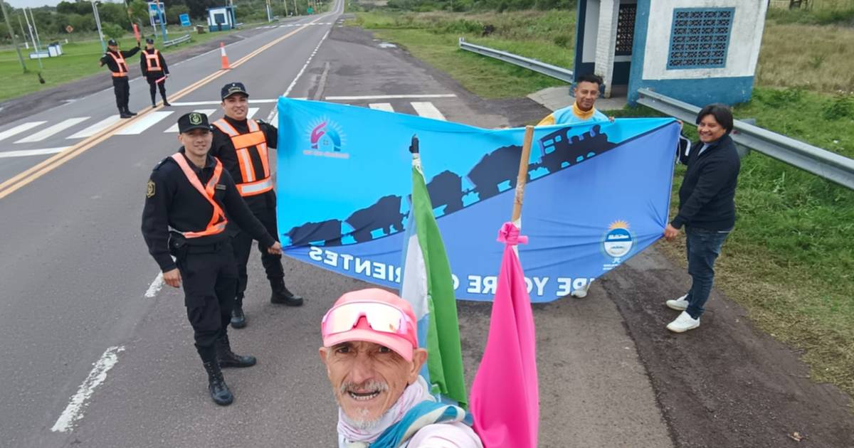Exgendarme corrió por todo el país y ahora pasa por Corrientes para unir las tres frontera