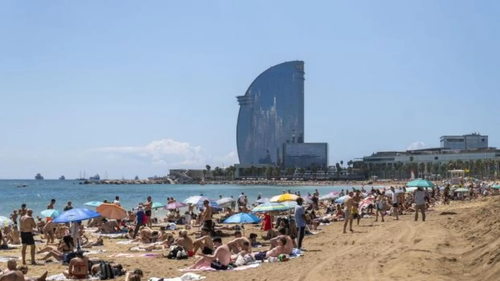 Chanclas, una mochila, un pantalón y una camiseta: el kit que Barcelona da ante robos en la playa
