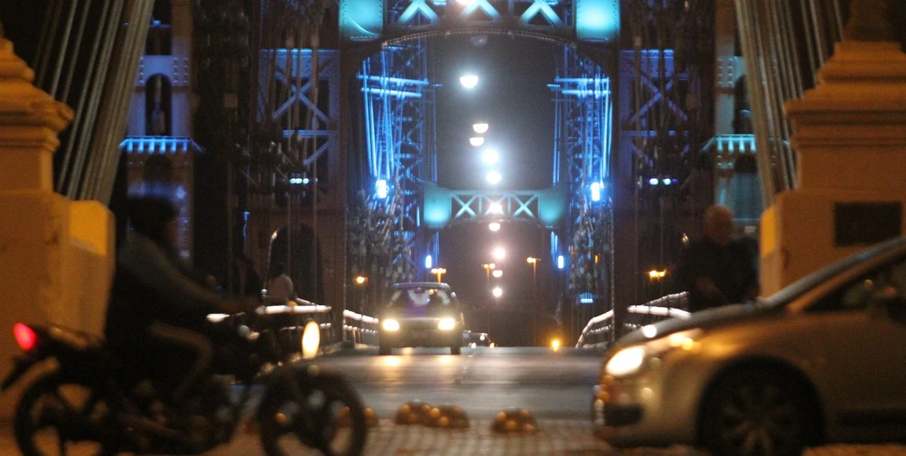 Alerta por tránsito: arranca el recambio de luces en el Puente Colgante y habrá cortes diarios