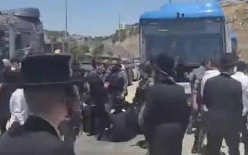 Haredim block traffic at south Jerusalem checkpoint after arrest of suspected rioter