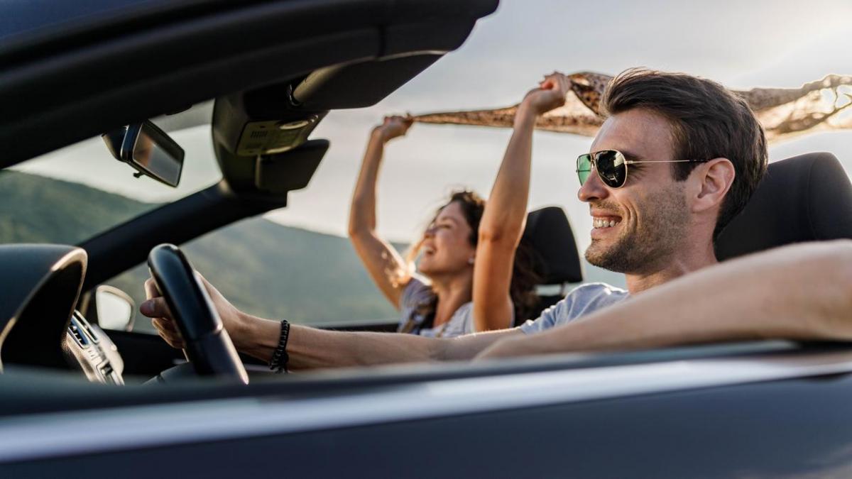 Alquilar coche en verano: seguros, fianzas, tarifas ocultas y todo lo que debes revisar