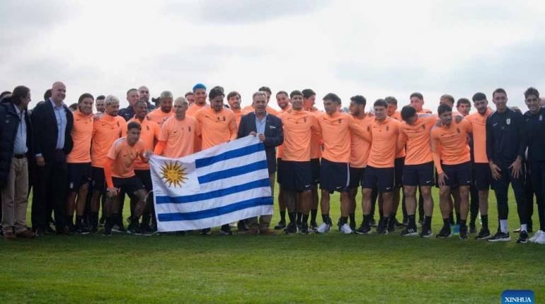Presidente de Uruguay entrega pabellón nacional a selección que participará en Mundial 2026