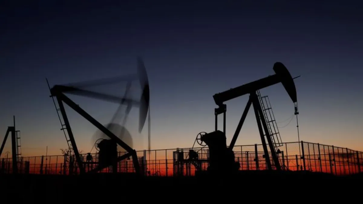 El petróleo cotiza por debajo de los US$80