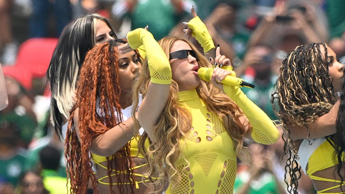 Exseleccionado de México presume foto con Shakira