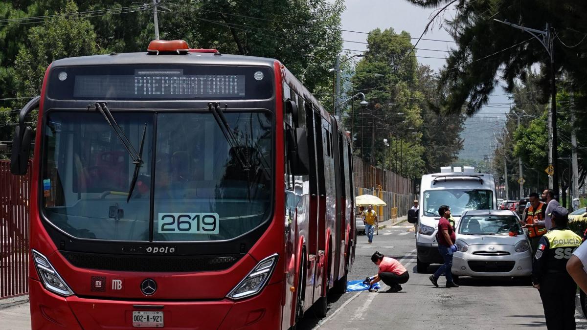 Muere motociclista tras impactarse contra unidad del Metrobús