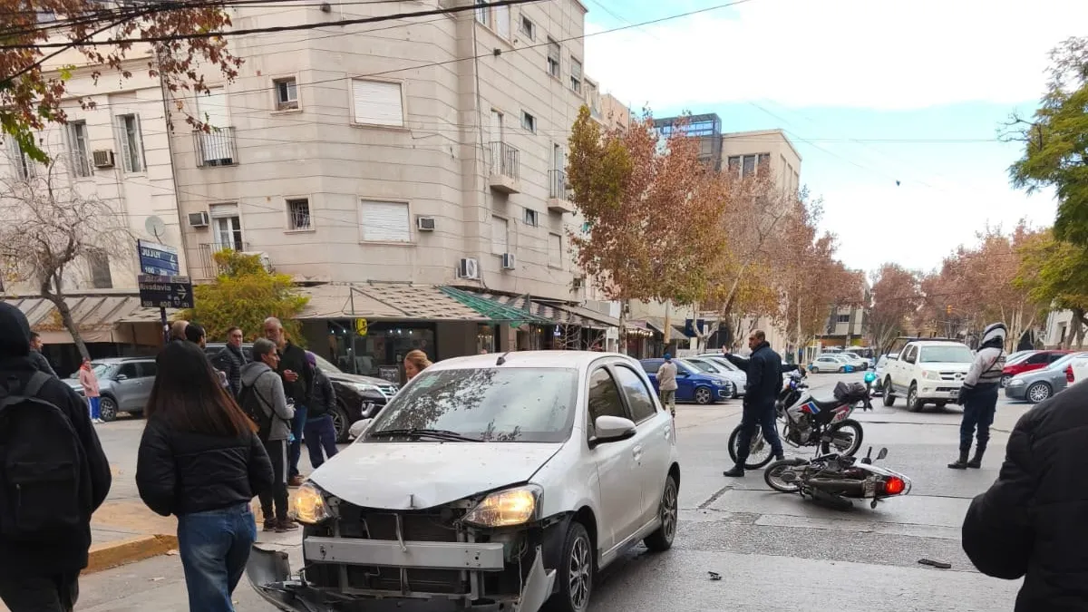 Una motociclista chocó y golpeó contra el cordón de la vereda: se salvó porque llevaba casco
