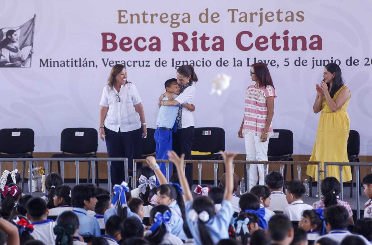 Sheinbaum pide a niños de primarias de Veracruz defender al país