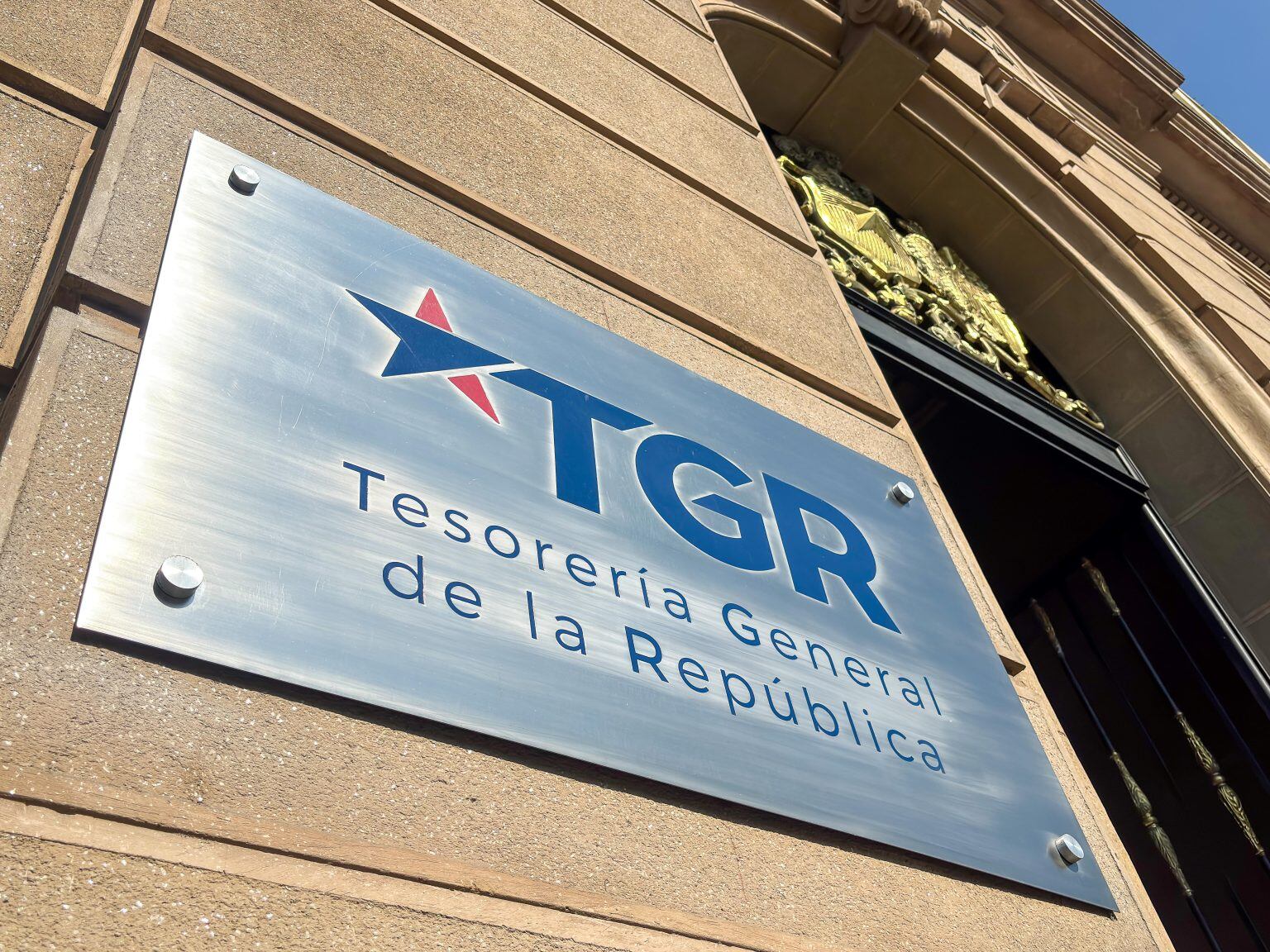TGR informa que comenzó embargo de bienes raíces a deudores del CAE en tres regiones del país