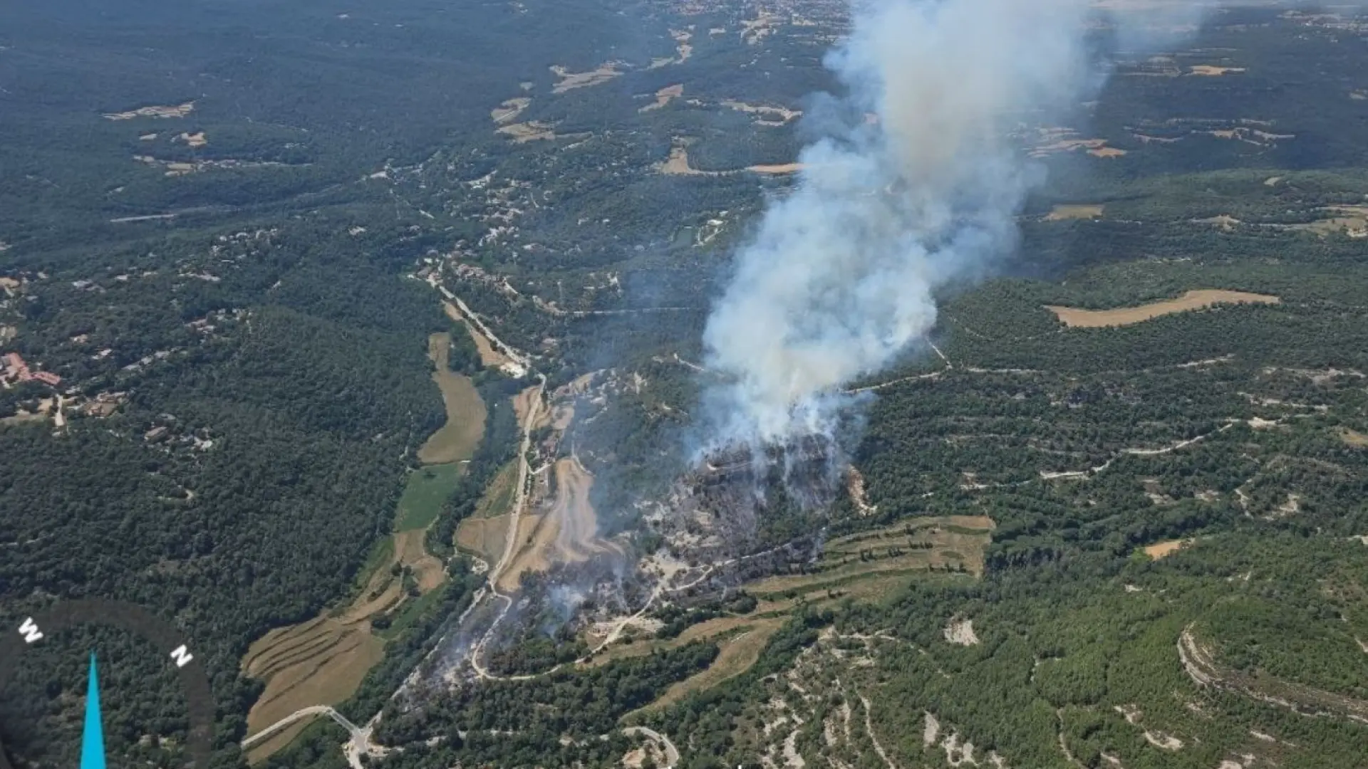 Los Bombers mantienen un dispositivo de extinción en el incendio de Sant Quirze Safaja