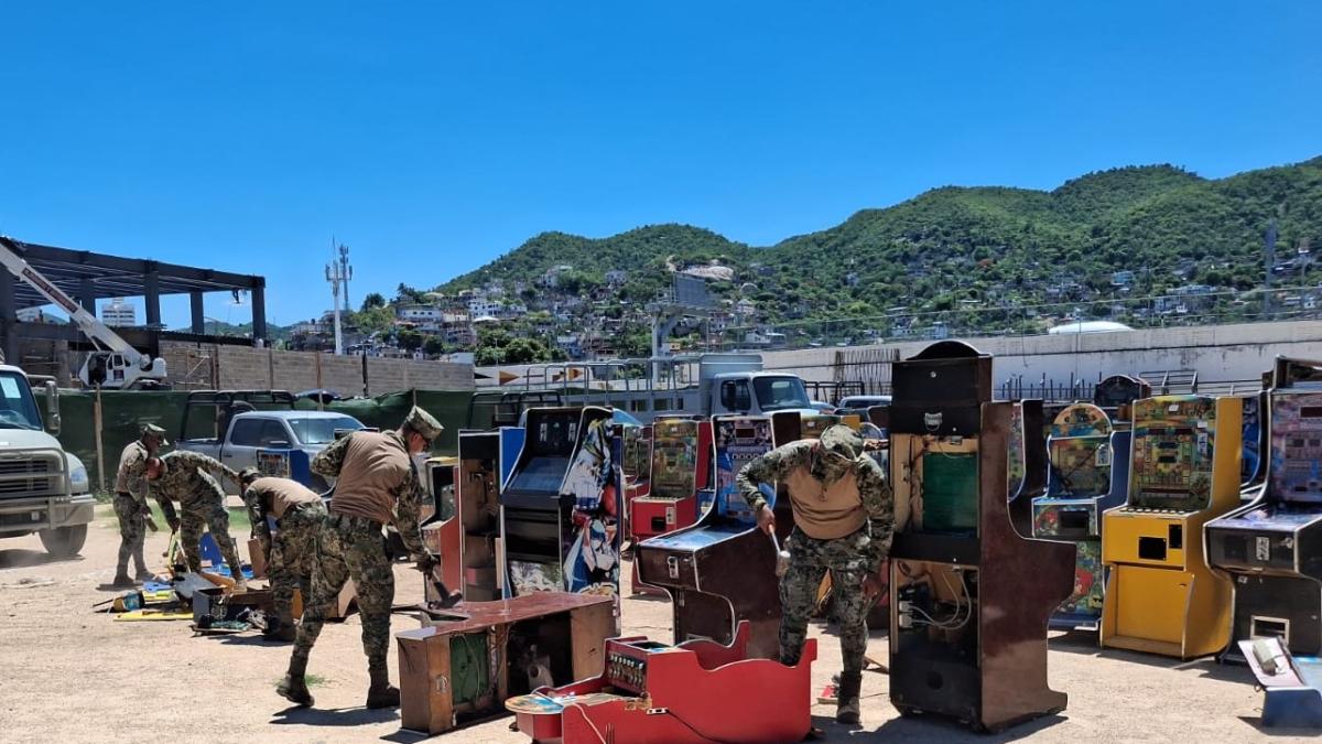 Semar destruye 106 máquinas tragamonedas en Acapulco