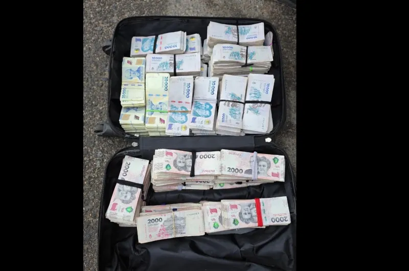 Detienen a dos cuidacoches con m&aacute;s de $110 millones en efectivo y d&oacute;lares en C&oacute;rdoba