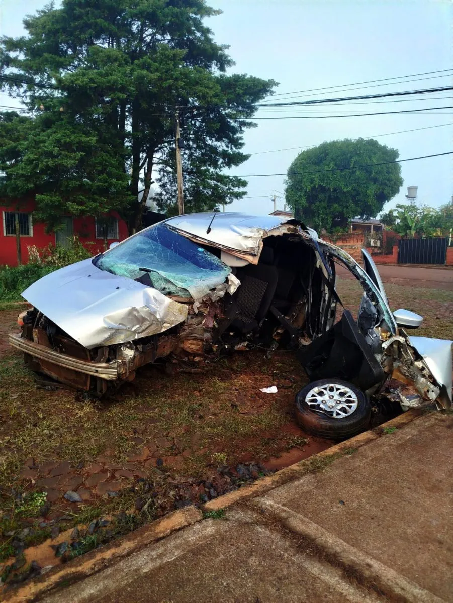 Perdió el control del auto, impactó contra un poste y sufrió fracturas múltiples