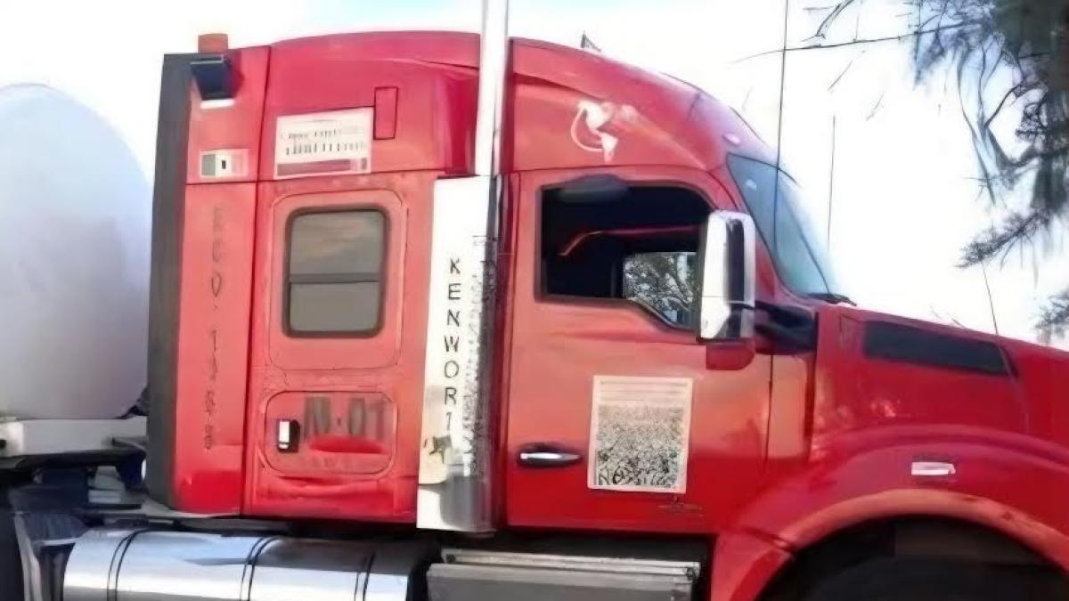 Persecución de tráiler robado en la México-Pachuca deja autos dañados y dos personas detenidas