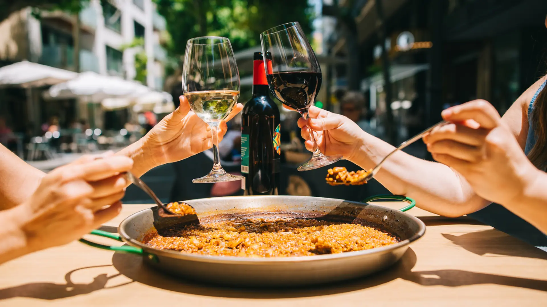 Los chefs con Estrella Michelin coinciden: para la paella perfecta, el fuego tiene que estar alto durante los primeros cinco minutos