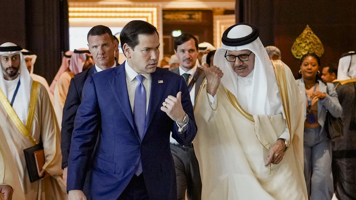 EU advierte "caos total" si Irán cobra peajes en Ormuz tras ataque a un carguero
