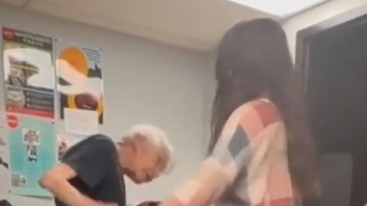 Joven expone a abuelita que trabaja en un cine de EU y las redes le cambian la vida
