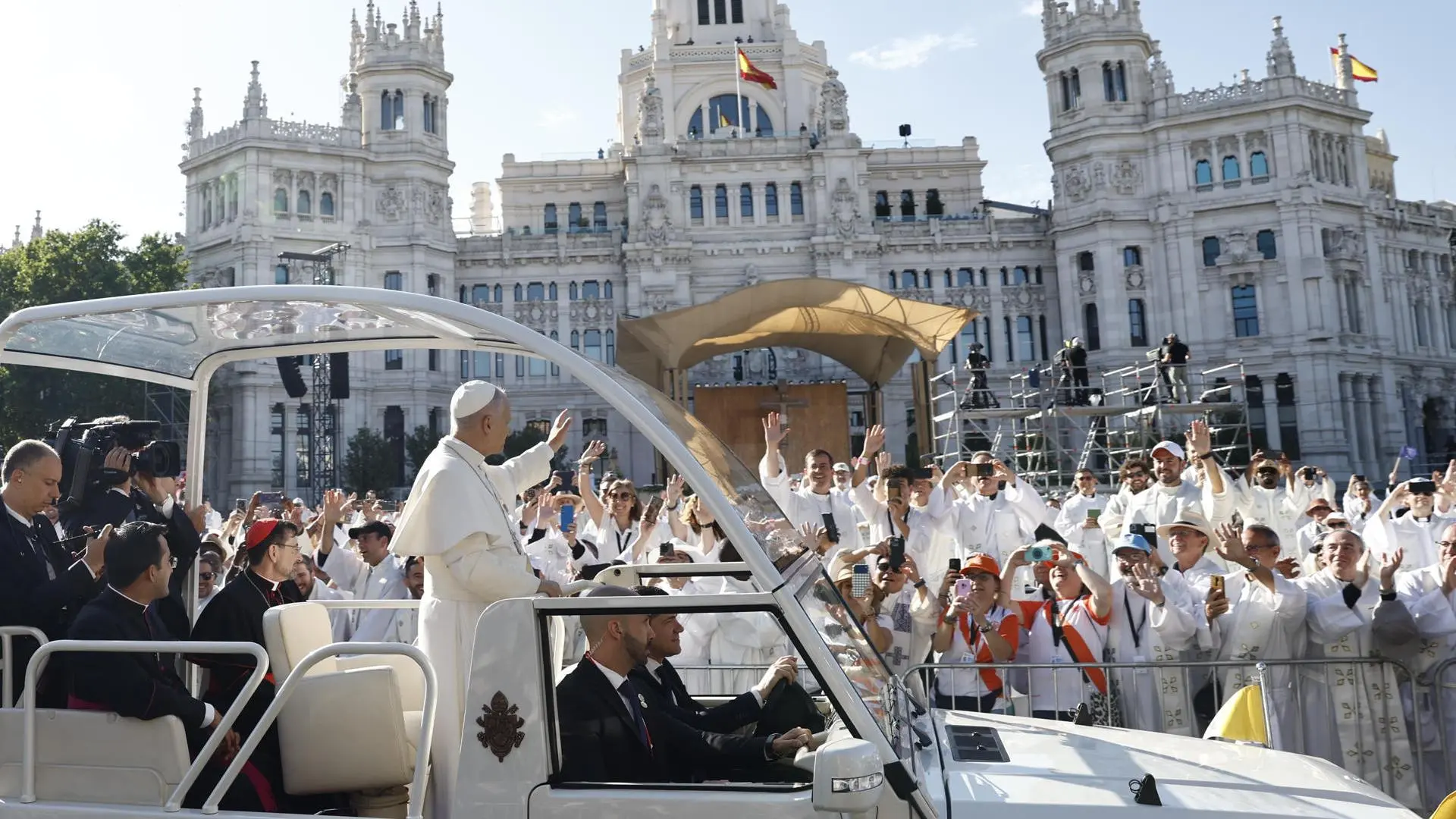 El Papa reúne a más de un millón de personas en la misa y procesión de Cibeles