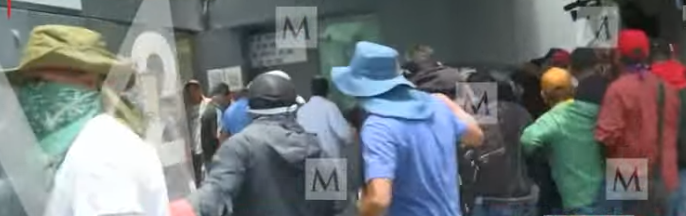 CNTE irrumpe en oficinas de la SEP tras derribar vallas