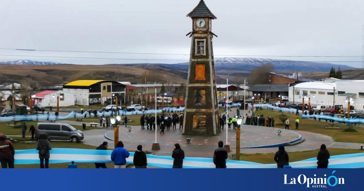 "La bandera nos une, nos hermana y moviliza": Secundario N° 4 realizó abrazo simbólico en Río Turbio