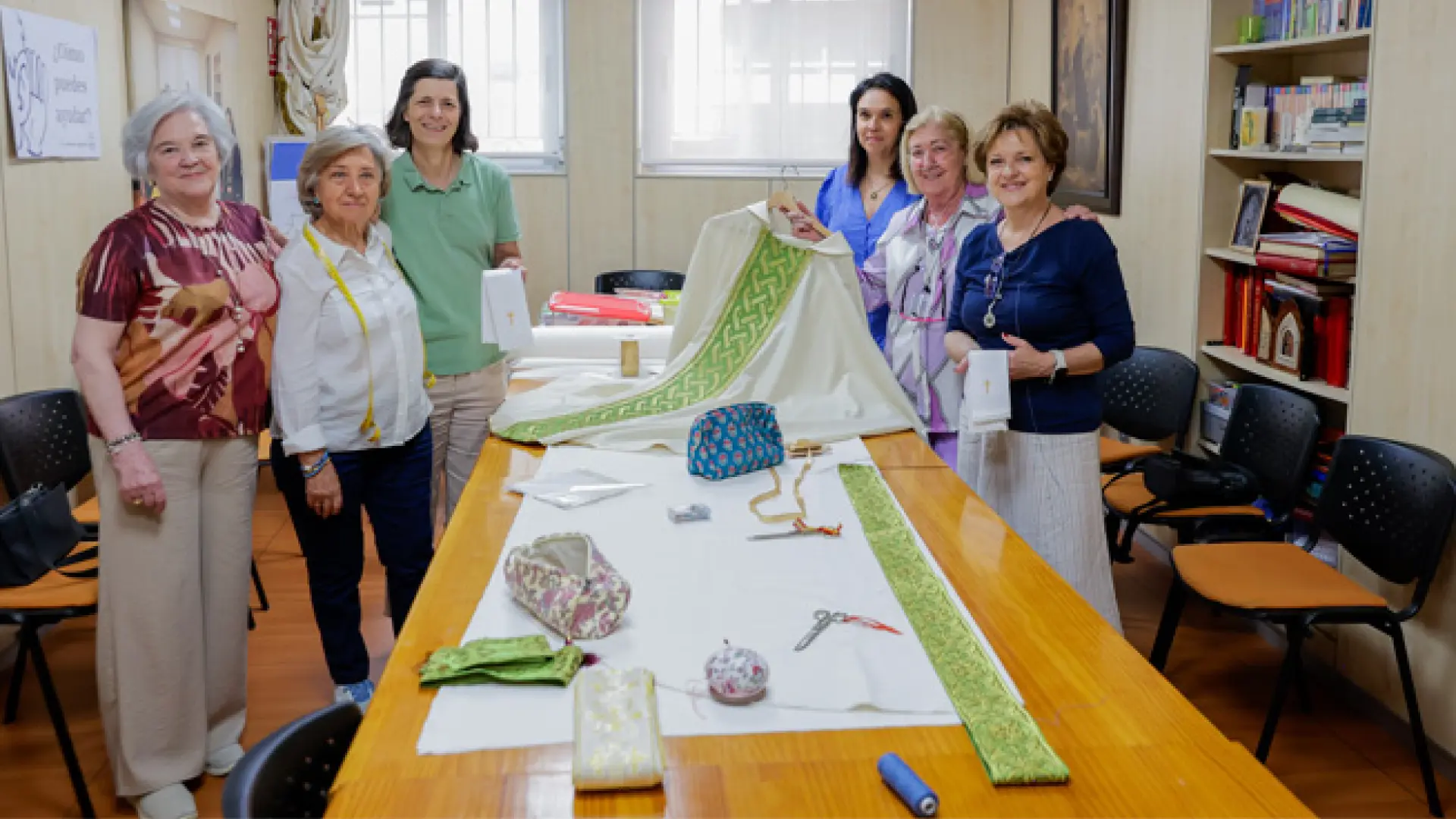 Monjas agustinas, costureras voluntarias y miles de fieles ultiman los preparativos para recibir a León XIV: "Lo hacemos de corazón"