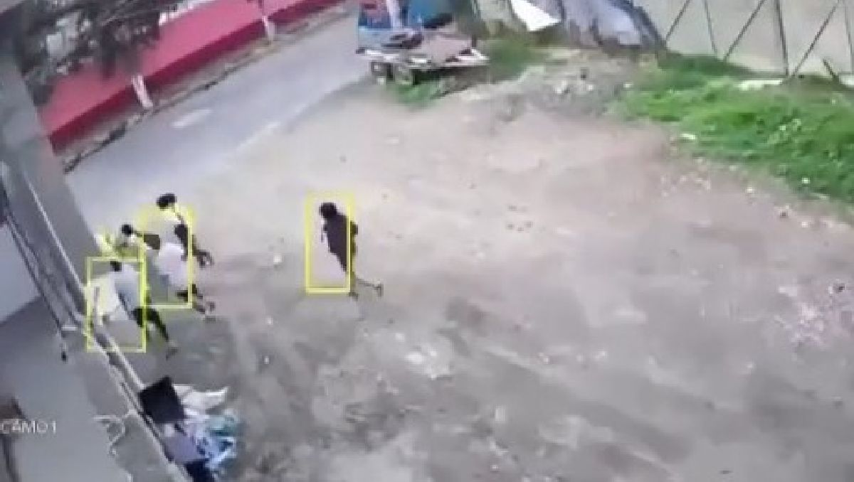 Captan en video a presuntos niños sicarios destrozando auto en Chalco